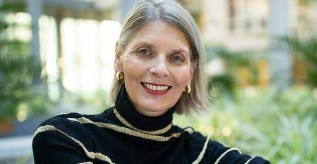 Dr. Monique Bos